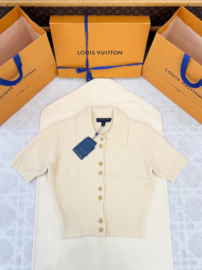 루이비통 모노그램 버튼 니트 톱