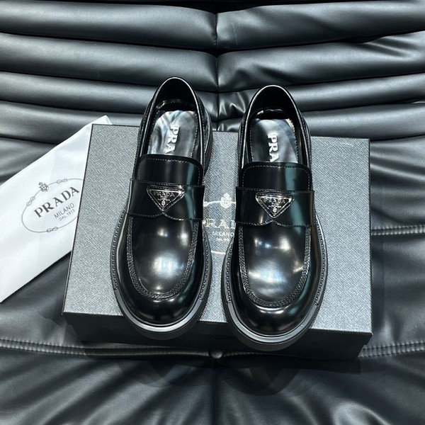 프라다  로퍼로  브러쉬드 삼각로고 블랙