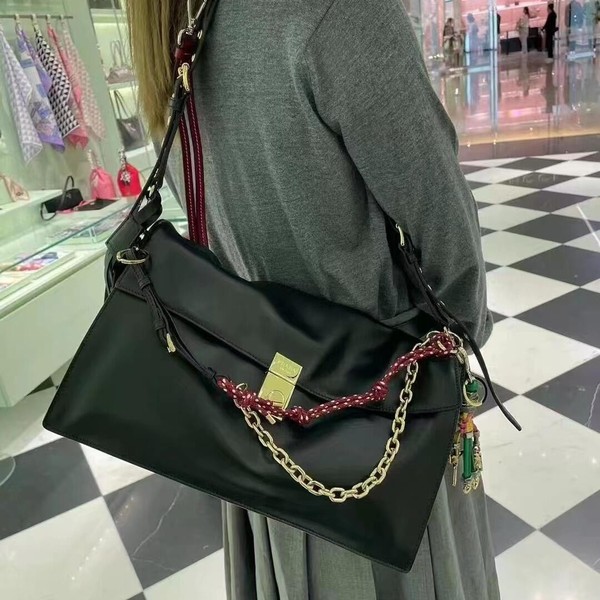 프라다 소프트 사운드 가죽 숄더백 최신상