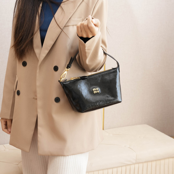 25SS 미우미우 나플락 페이턴트 가죽 숄더백
