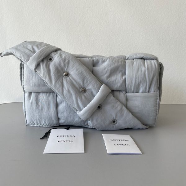 보테가 베네타 필로우 카세트 크로스 30