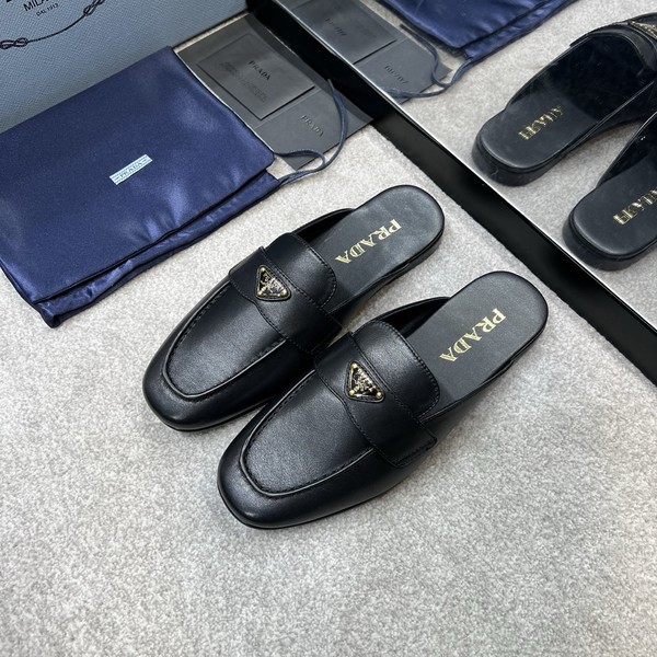 프라다 브러시드 로고 로퍼 뮬