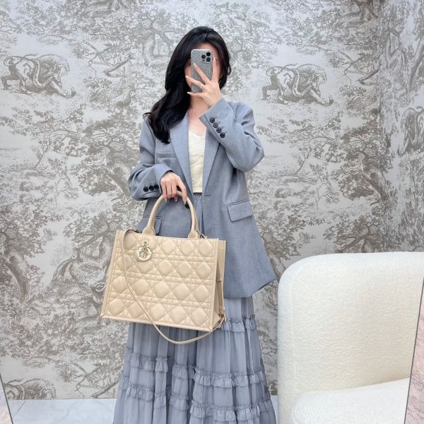 디올 북 토트 레더 스트랩 미디움