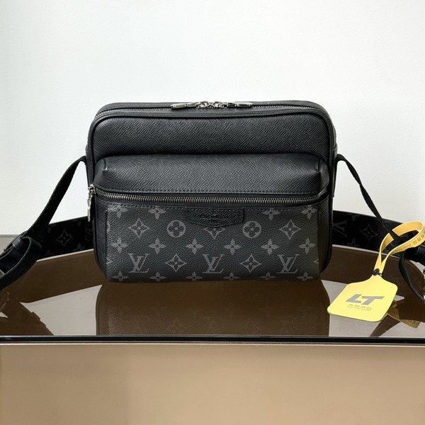 루이비통 아웃도어 메신저 백 M30233