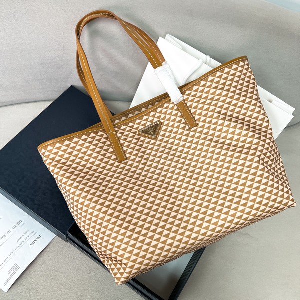 프라다 25SS 레더 로고 쇼퍼 1BG5522