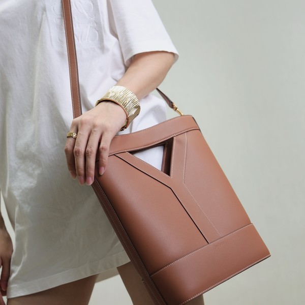 생로랑 Y 스몰 버킷 레더 브릭 808224