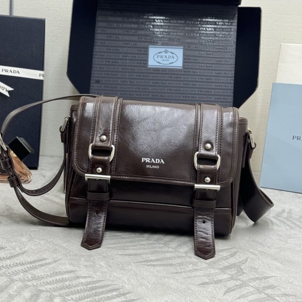 프라다 25FW 빈티지 레더 버클 익스플로러 2VD078