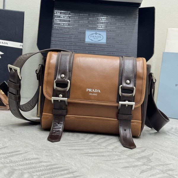 프라다 25FW 빈티지 레더 버클 익스플로러 2VD078