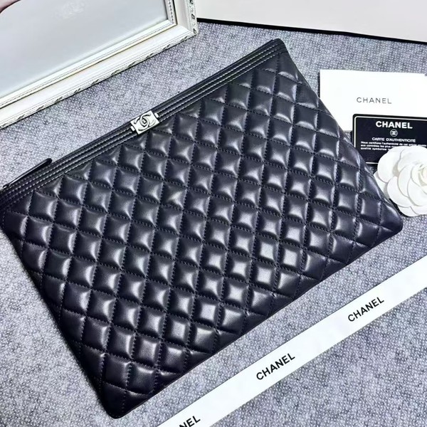 샤넬 보이 클러치 램스킨 은장 A84406