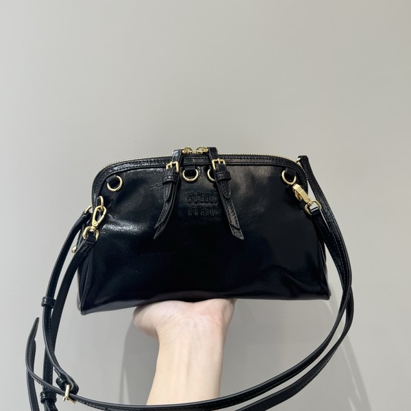 미우미우 26FW 프린트 레더 숄더 5BF131