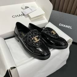 샤넬 턴락 퀄틸 에나멜 로퍼