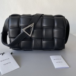 보테가베네타 토프 패디드 카세트백 블랙