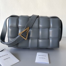 보테가베네타 토프 패디드 카세트백 그레이