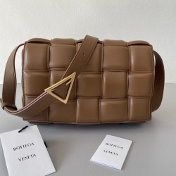 보테가베네타 토프 패디드 카세트백 카멜