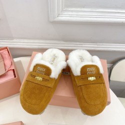 미우미우 스웨이드 시어링 뮬 카멜