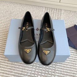 프라다 삼각 발레리나 레더