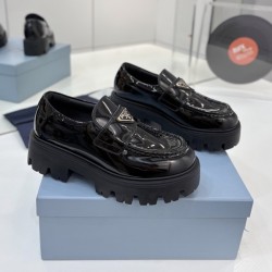 프라다 브러시드 레더 유광 로퍼