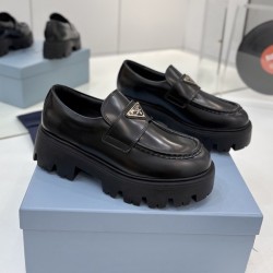 프라다 브러시드 레더 로퍼