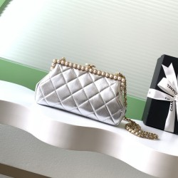 샤넬 26C 크루즈 진주 체인 클러치 이브닝백 AS5912