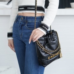 샤넬 22백 미니 카프스킨 블랙 골드