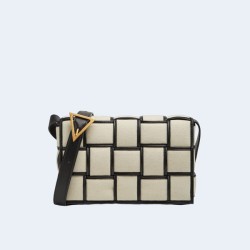 보테가베네타 블랙 패디드 카세트백